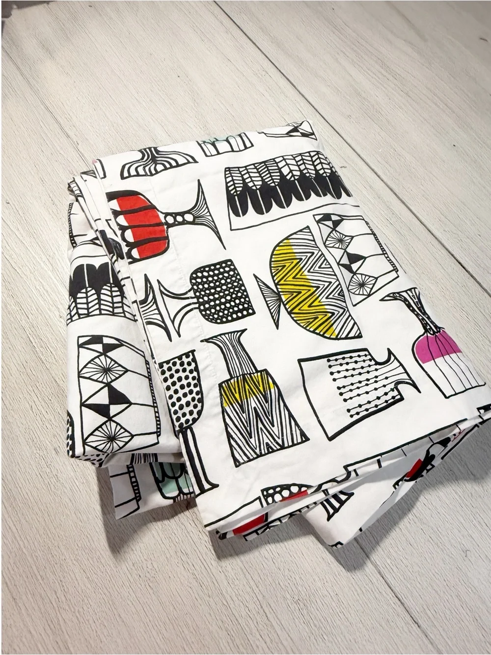 CRATE & BARREL MARIMEKKO Bright Print Whimsical KIPPIS Tablecloth 60 X 90 Inch.